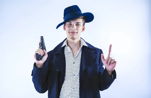 Misterioso Joven Gángster Encubierto Sosteniendo Arma Usando Sombrero Oscuro Abrigo — Foto de Stock