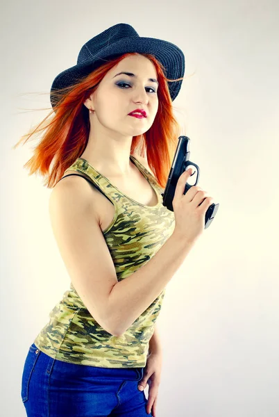 Retrato Hermosa Pelirroja Sombrero Con Pistola Sobre Fondo Claro — Foto de Stock