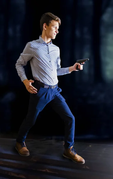 Mężczyzna Koszuli Dżinsach Celujący Broń Napad Bronią Ręku Nocy Lub — Zdjęcie stockowe