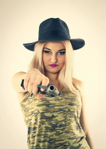 Retrato Hermosa Chica Rubia Con Pistola Sobre Fondo Brillante — Foto de Stock