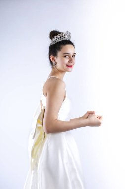 Kızgın gelin tehdidi yumruklarını sıkan ve arka planda izole edilmiş kameraya bakan birini dövüyor.