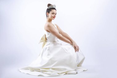 Mutlu gelin kameraya gülümsüyor. Gelinlik. Düğün süslemeleri. Boşluğu kopyala