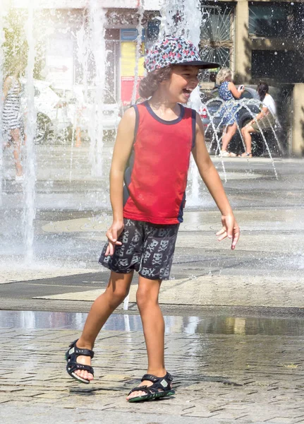 Kinder Spielen Sommer Straßenbrunnen Mit Wasser Kleiner Junge Der Einem — Stockfoto