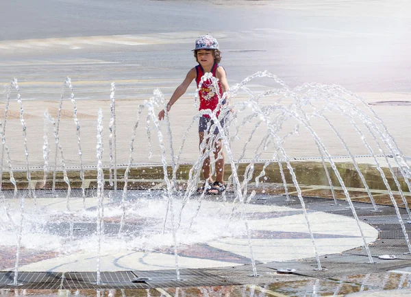 Gyermek Játszik Vízzel Utcai Szökőkútnál Nyáron Egy Kisfiú Játszik Szökőkútban — Stock Fotó