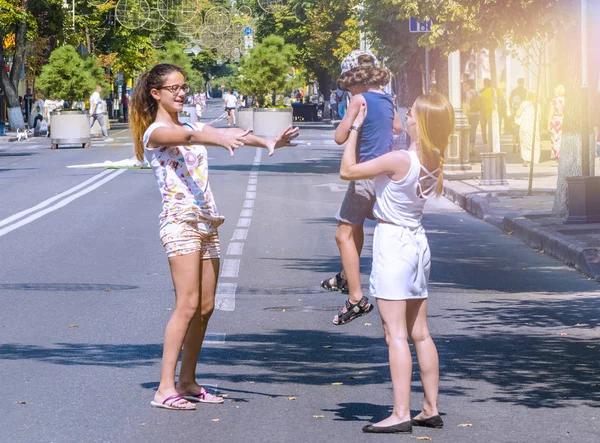 Niño Camina Con Sus Hermanas Mayores Calle Cálido Día Verano — Foto de Stock