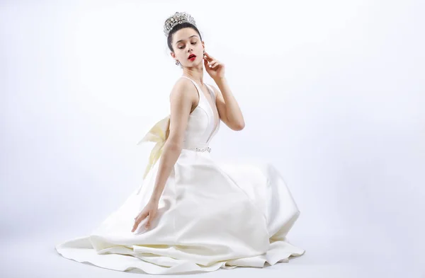 Bela Noiva Muito Jovem Vestido Noiva Luxo Tiara Espaço Cópia — Fotografia de Stock
