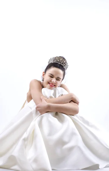 Linda Noiva Menina Entusiasta Vestido Branco Sentado Abraçando Seus Joelhos — Fotografia de Stock