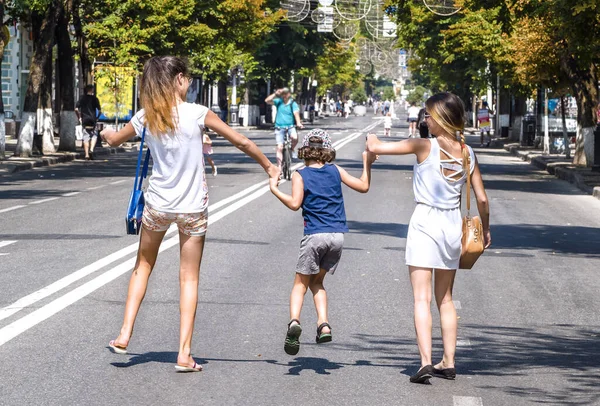 Niño Camina Con Sus Hermanas Mayores Calle Cálido Día Verano — Foto de Stock