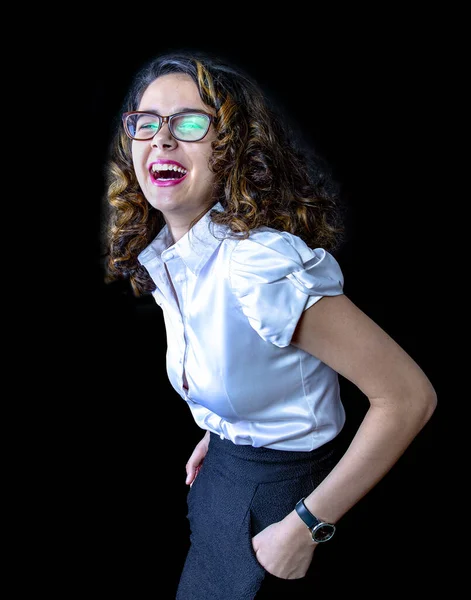 Genç ve güzel bir iş kadını sana gülüyor ve seninle dalga geçiyor ya da iş görüşleriyle dalga geçiyor. Sekmeler Konsepti