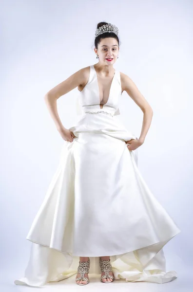 Retrato Irritado Mulher Noiva Irritada Belo Vestido Noiva Branco Stand — Fotografia de Stock