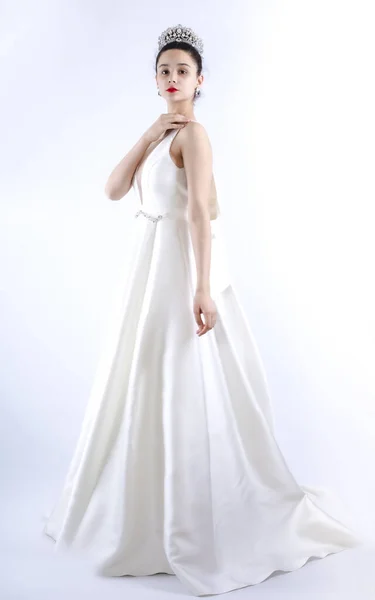 Bela Noiva Muito Jovem Vestido Casamento Luxuoso Tiara — Fotografia de Stock