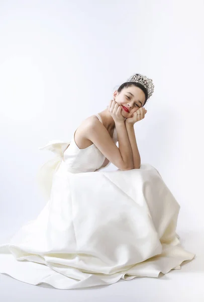 Noiva Feliz Sorrindo Para Câmera Vestido Noiva Decorações Casamento — Fotografia de Stock