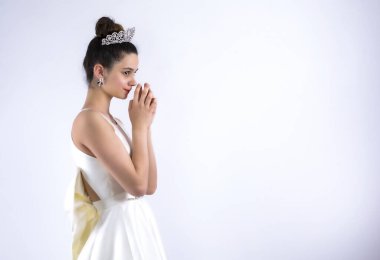 Gelinin gri arka planda başka tarafa baktığını düşünüyorum. İnsanlar ve duygu konsepti. Gerginlik ve vurucu konsept. Boşluğu kopyala