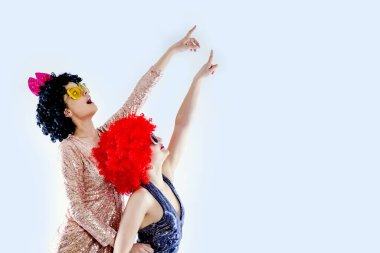 Çekici, oyuncu genç kadınlar karnaval partileri için hazır. Yaşam tarzı ve arkadaşlık kavramı: iki kız arkadaş grubu. Boşluğu kopyala