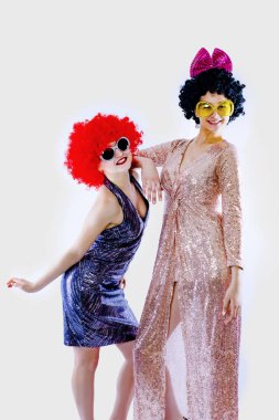 Çekici, oyuncu genç kadınlar karnaval partileri için hazır. Yaşam tarzı ve arkadaşlık kavramı: iki kız arkadaştan oluşan bir grup.