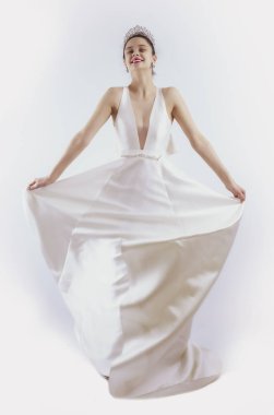 Beyaz gelinlik içinde güzel bir gelin. Güzel, duygusal, esmer, lüks elbiseli gelin.