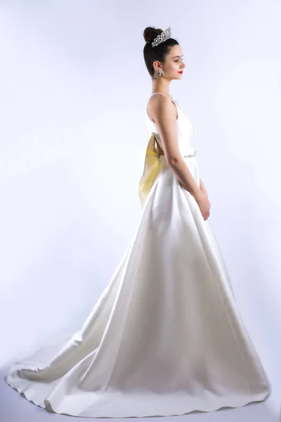 Retrato Uma Noiva Vestido Noiva Moda Com Penas Com Vestido — Fotografia de Stock