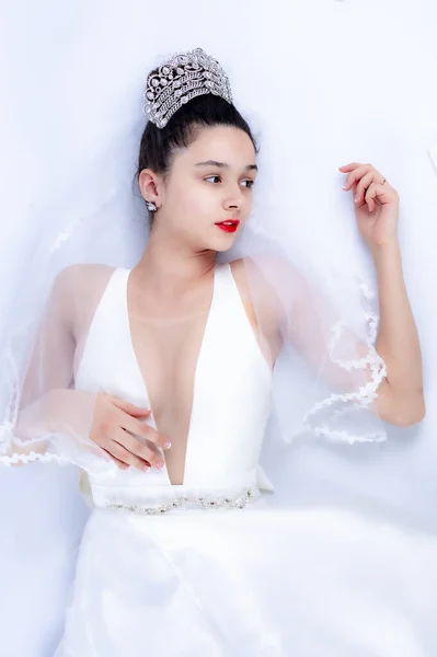 Pengantin Muda Yang Cantik Dengan Gaun Pengantin Putih Dalam Ruangan — Stok Foto