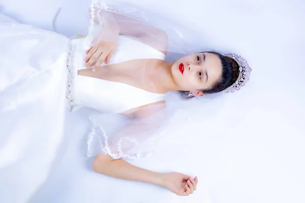Bela Noiva Jovem Vestido Noiva Branco Véu Dentro Casa Modelo — Fotografia de Stock