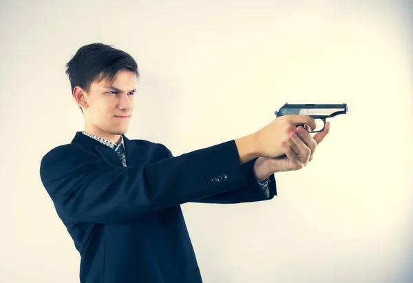 Profil Młodego Człowieka Noszącego Służbowy Strój Trzymającego Broń Przed Sobą — Zdjęcie stockowe