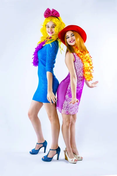 Atraktivní hravé mladé ženy připravené na karnevalové večírky. Životní styl a koncept přátelství: skupina dvou dívčích přátel. — Stock fotografie