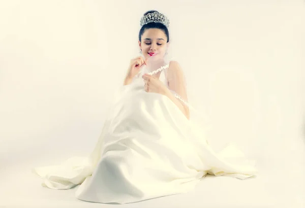 Bela Noiva Vestido Branco Olhar Para Câmera Sorrir Isolado Cinza — Fotografia de Stock
