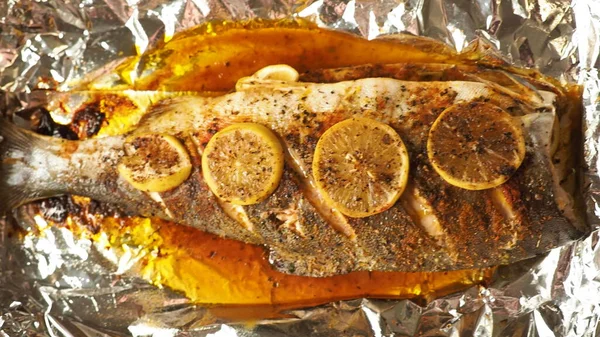 Pescado Fresco Con Limón Sobre Papel Aluminio Recién Horneado —  Fotos de Stock