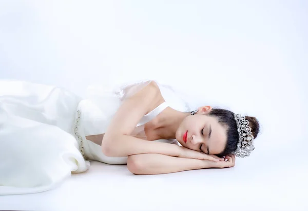 Princesa Adormecida Bela Noiva Morena Dormindo Chão Branco Isolado Branco — Fotografia de Stock