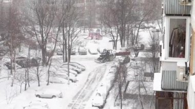 Park halindeki arabalar kışın kar tabakası ile kaplı sokakta