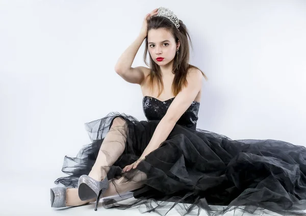 Όμορφη Νεαρή Γυναίκα Πολυτελές Μακρύ Μαύρο Φόρεμα Μόδα Φωτογραφία Απομόνωση — Φωτογραφία Αρχείου