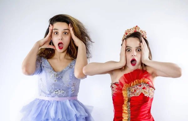 Dois Jovens Muito Animado Inteligentemente Vestido Meninas Vestindo Maquiagem Isolado — Fotografia de Stock