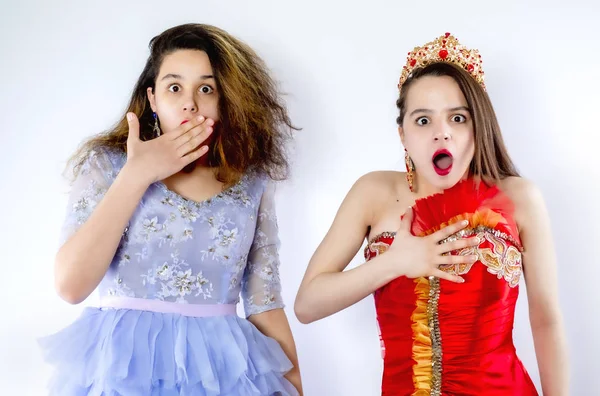 Δύο Ενθουσιασμένες Νεαρές Κομψά Ντυμένες Κοπέλες Που Φορούν Μακιγιάζ Και — Φωτογραφία Αρχείου