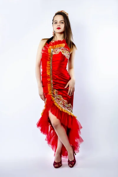 Όμορφη Μελαχρινή Ενήλικη Κοπέλα Ένα Κόκκινο Μετάξι Κομψό Πολυτελές Φόρεμα — Φωτογραφία Αρχείου