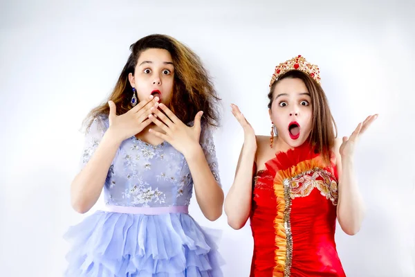 Dos Jóvenes Muy Emocionadas Vestidas Con Elegancia Usando Maquillaje Pie —  Fotos de Stock