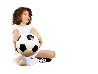 Yakışıklı, uzun saçlı bir adam futbol topu veriyor. Beyazda izole edilmiş