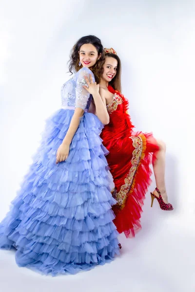 Bonitos Jovens Mulheres Vestindo Magníficos Vestidos Azuis Vermelhos Paisagem Amiga — Fotografia de Stock