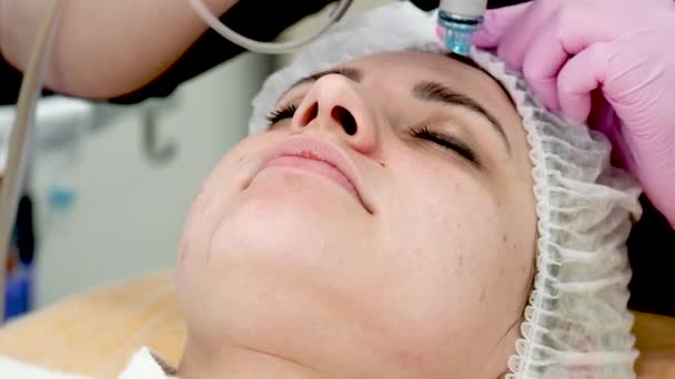 Retrato Jovem Senhora Tratamento Facial Cosmético Salão Beleza Dispositivo Profissional — Vídeo de Stock