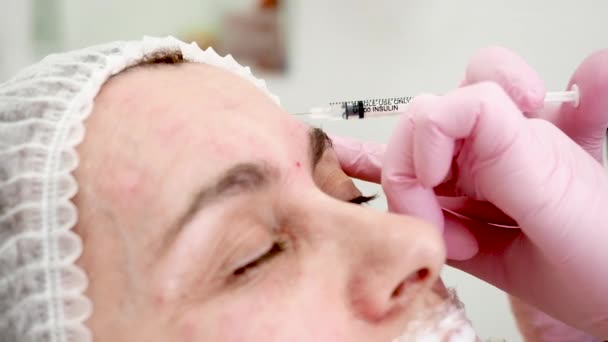 Kosmetolog Propíchne Kůži Obličeji Pacienta Jehlou — Stock video