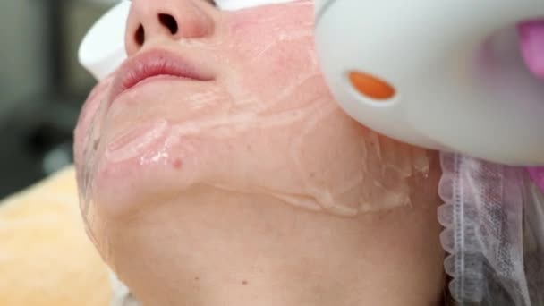 Fototerapia Acne Com Equipamento Profissional Mulher Bonita Salão Beleza Durante — Vídeo de Stock