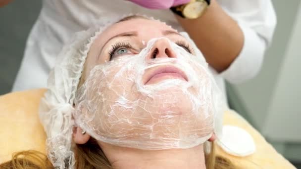 Kozmetik Kliniğinde Kanepede Uzanmış Anestezi Maskeli Bir Kadın Kozmetik Uzmanı — Stok video