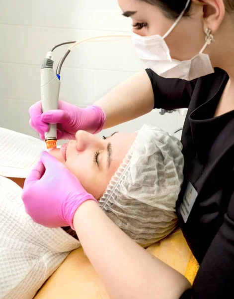 Professionel Kvindelig Kosmetolog Gør Hydrafacial Procedure Kosmetologi Klinik Lægen Bruger - Stock-foto