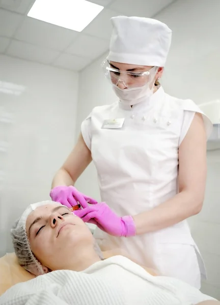Kosmetolog Gör Prp Terapi Ansiktet Vacker Kvinna Skönhetssalong Blodplasma Vitro — Stockfoto