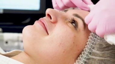 Güzellik kliniği. Genç bir kadın profesyonel yüz prosedürü yaptırıyor..