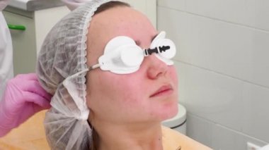 Kozmetik ve Spa konsepti. Bardaklar yakın çekim. Lazer dövme silme. Doktor hastayı tedaviye hazırlıyor..