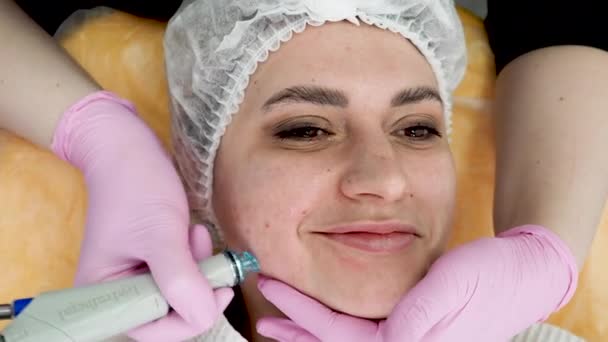 Retrato Mujer Joven Tratamiento Facial Cosmético Salón Belleza Dispositivo Profesional — Vídeo de stock