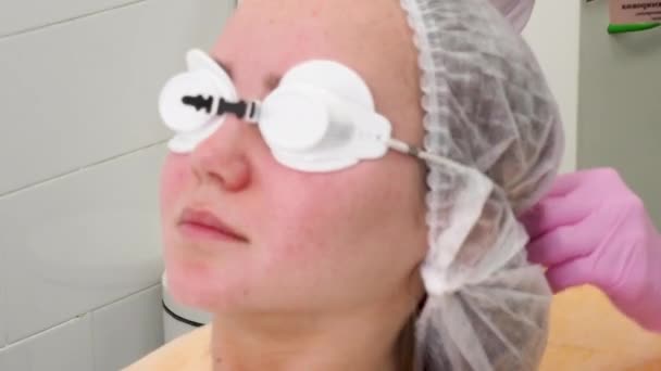 Cosmetologie Spa Concept Bril Van Dichtbij Lasertatoeage Verwijderd Arts Bereidt — Stockvideo