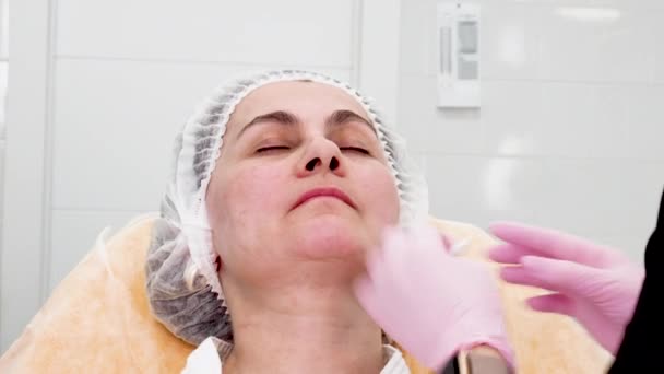 閉めろ 医師ワイプソリューションプラスチック外科クリニックで成熟した女性の唇 — ストック動画