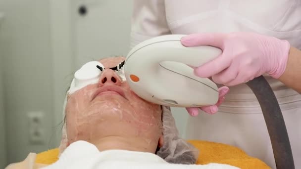 Acne Fototherapie Met Professionele Apparatuur Mooie Vrouw Schoonheidssalon Tijdens Foto — Stockvideo