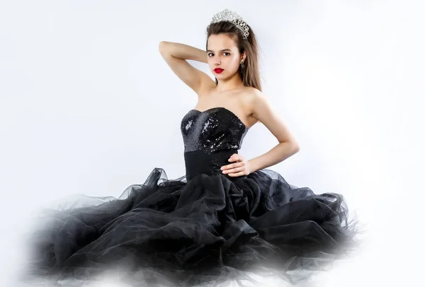 Hermosa Mujer Joven Lujoso Vestido Negro Largo Sentado Suelo Foto — Foto de Stock