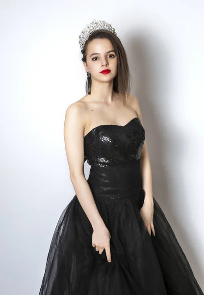 Señorita Posando Vestido Negro Largo Moda Individualidad Pensativo Elegante Dama — Foto de Stock
